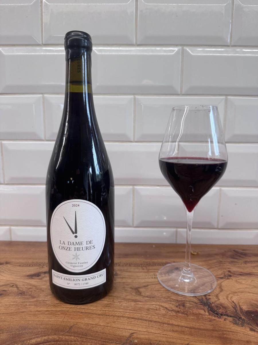 La Dame 2024 et un verre de vin rouge